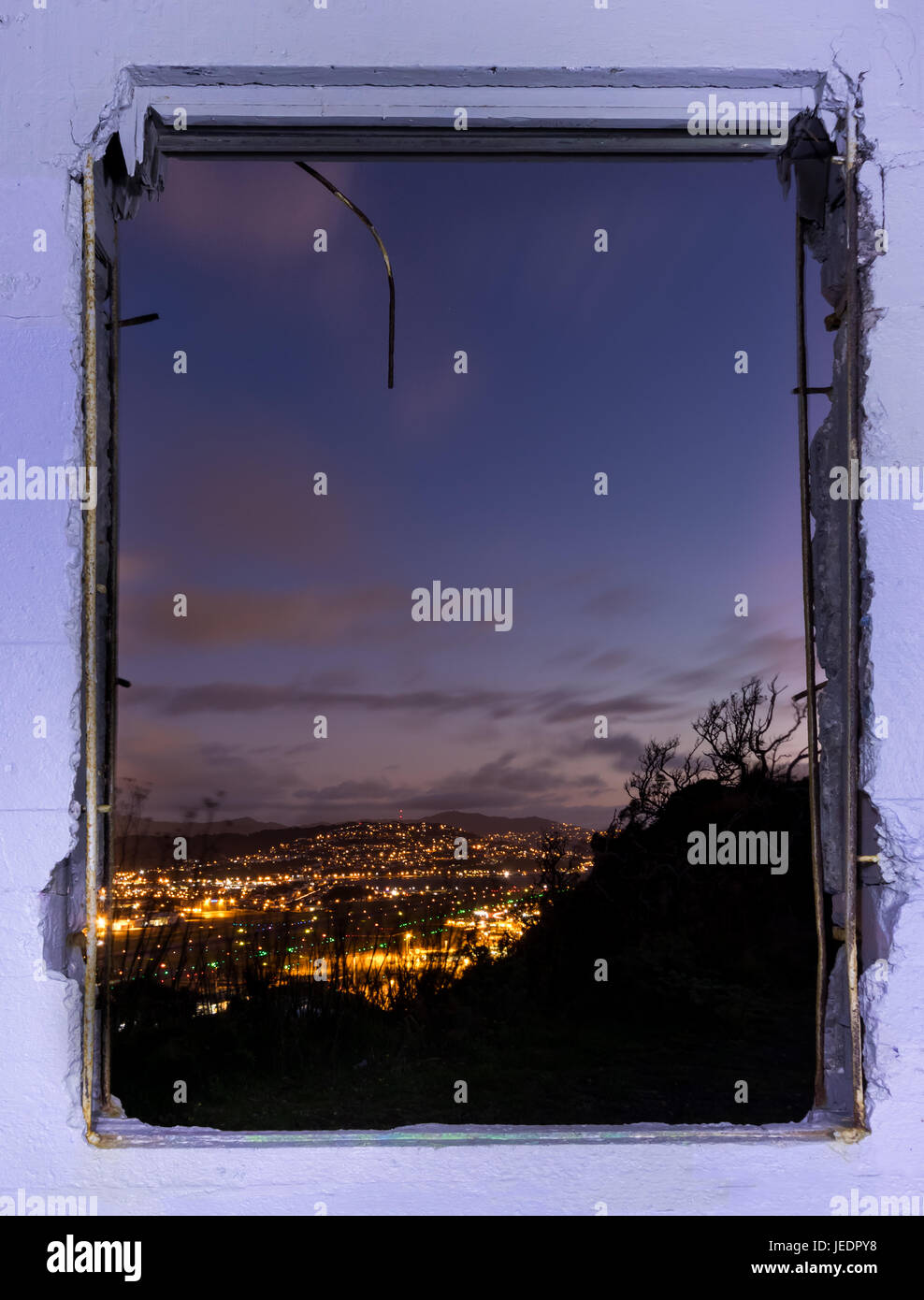 Dall'Aeroporto Wellington prima dell'alba di guardare attraverso una finestra del vecchio telaio. Foto Stock