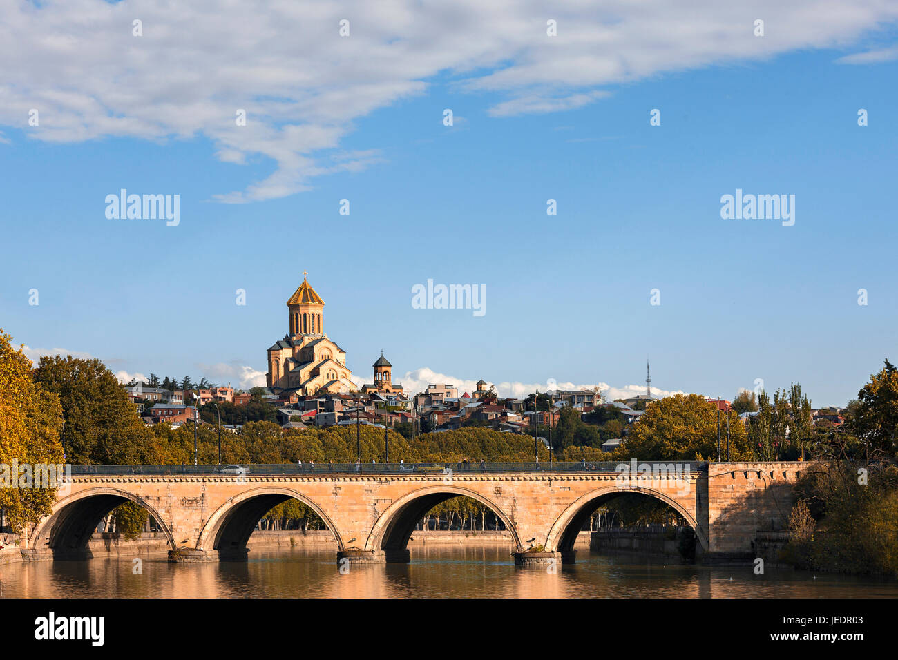 Saarbrucken ponte con la Cattedrale di Sameba in background di Tbilisi, Georgia. Foto Stock