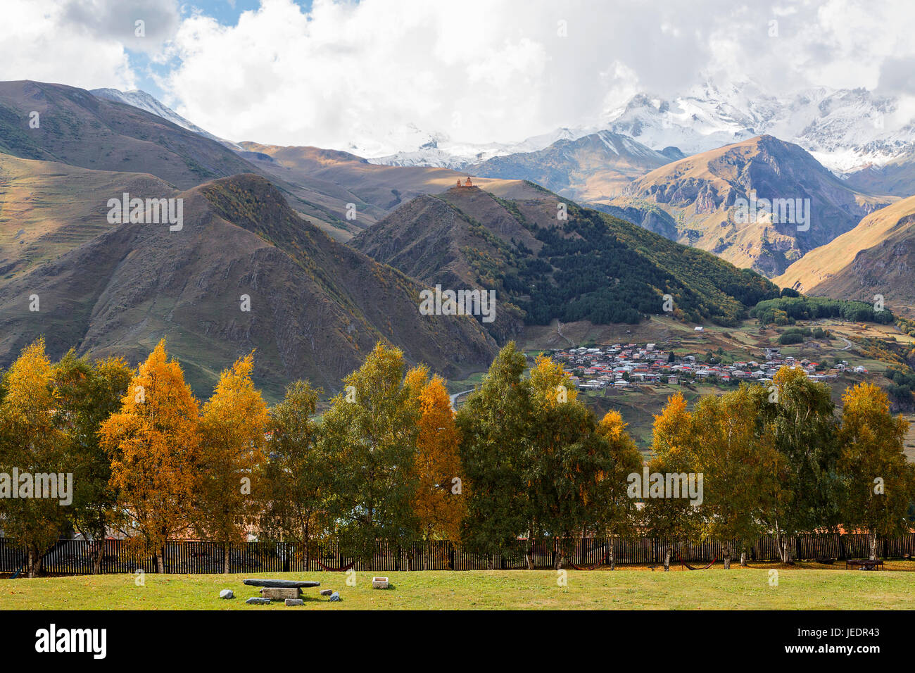 Montagne del Caucaso, Kazbegi area della Georgia. Foto Stock