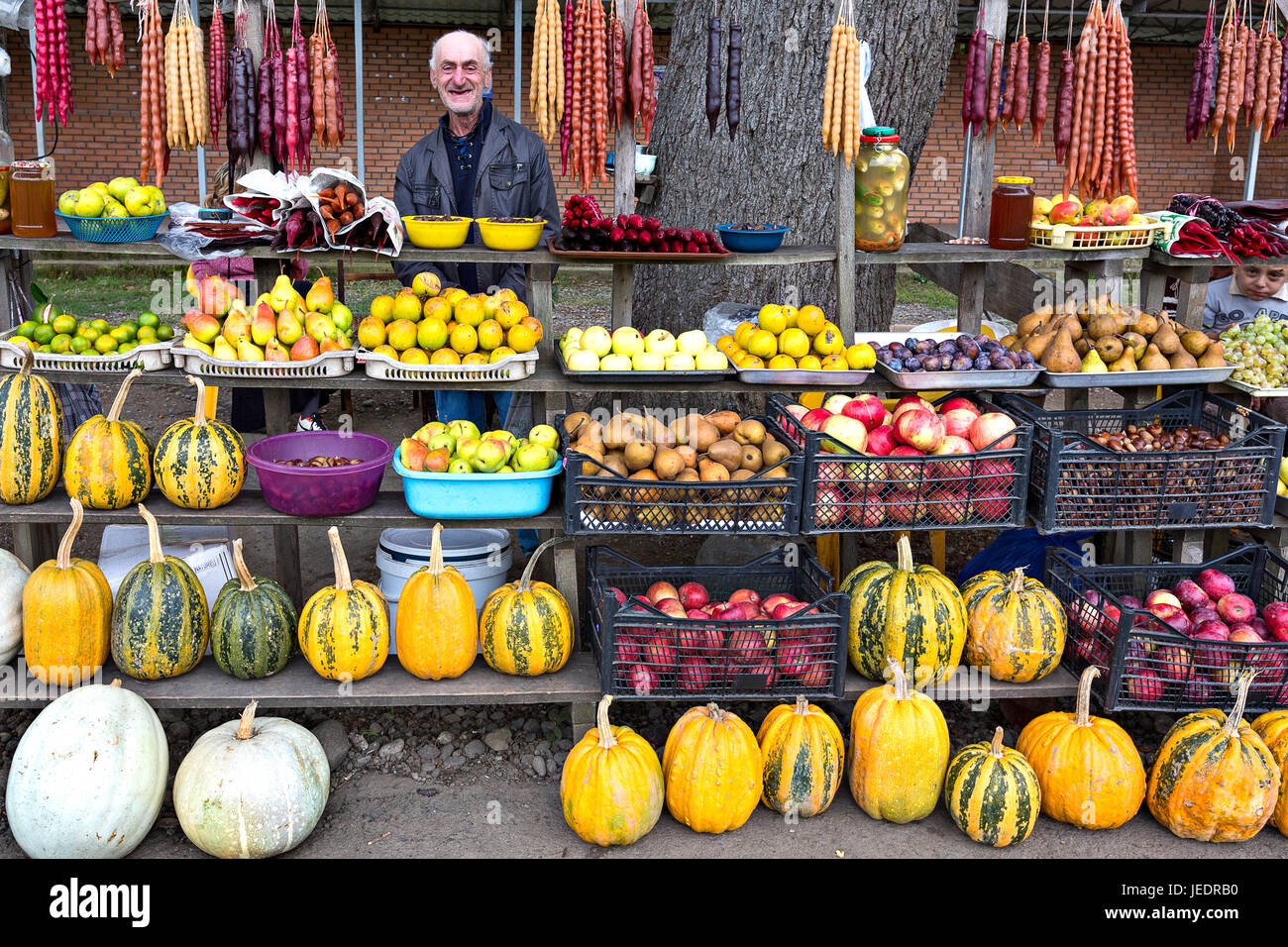 Uomo georgiano e frutta stand, vicino a Batumi, Georgia. Foto Stock