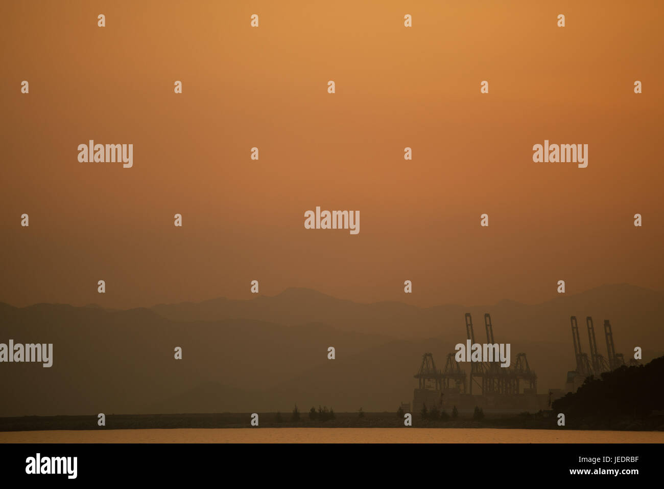 Yantian porto di sera; porta orientale di Shenzhen, Dapeng bay; Guangdong, Cina del Sud Foto Stock