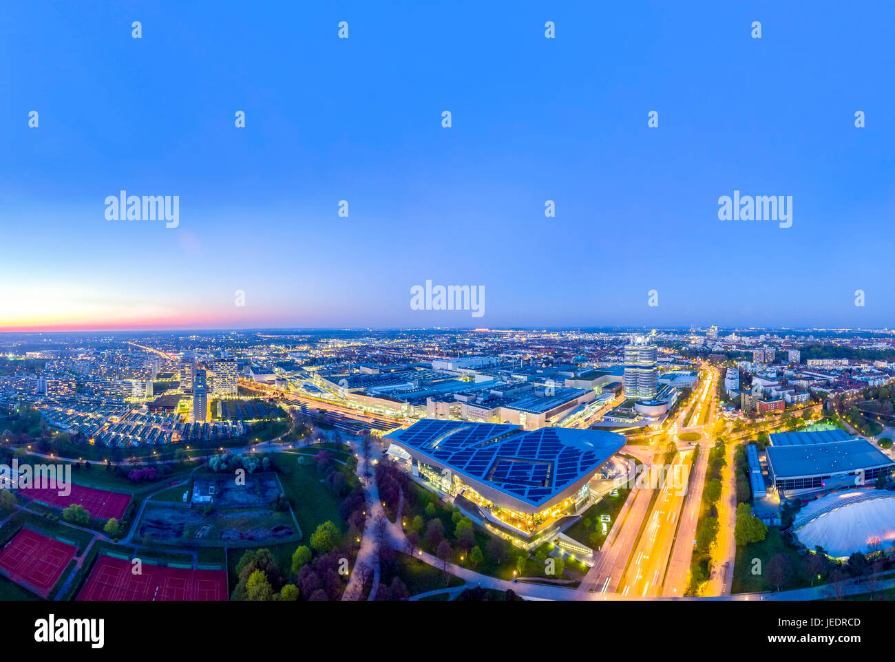 In Germania, in Baviera, Monaco di Baviera, cityscape vicino al Parco Olimpico di notte, drone fotografia Foto Stock