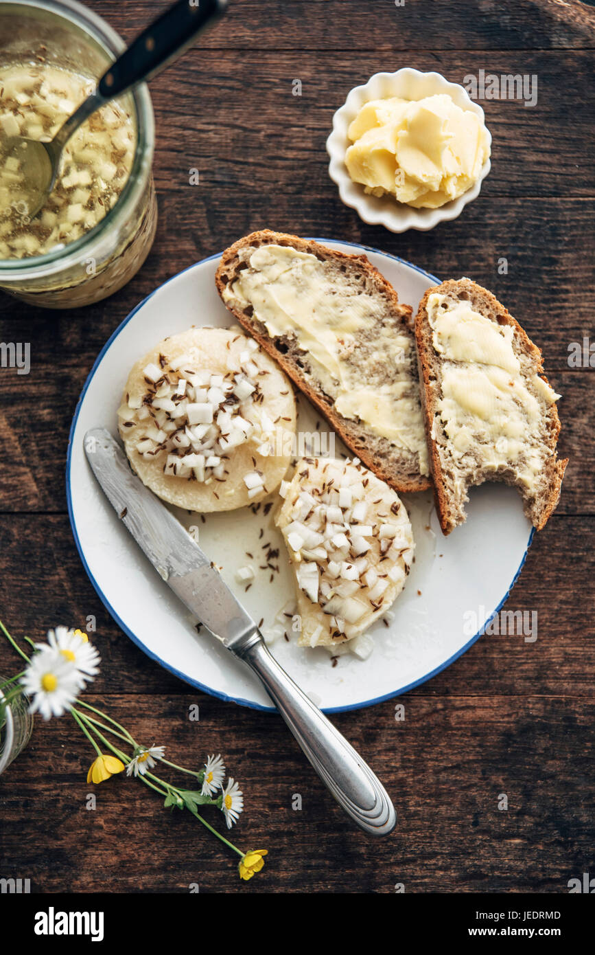 Hessian tradizionale 'Handkäs mit Musik", specialità regionali con un forte odore di formaggio, aceto, olio le cipolle e i semi di cumino Foto Stock