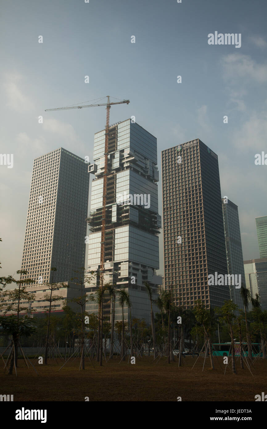 Di Futian, il distretto centrale di Shenzhen; nella provincia di Guangdong, Cina sud; building site - gru collegabile al grattacielo; Foto Stock