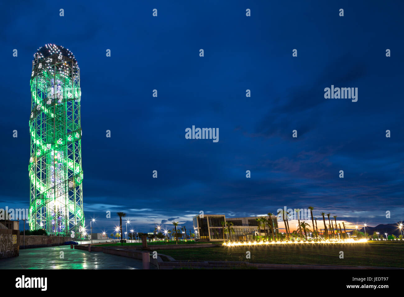 Torre conosciuta come Torre Alphabet a Batumi, Georgia. Foto Stock