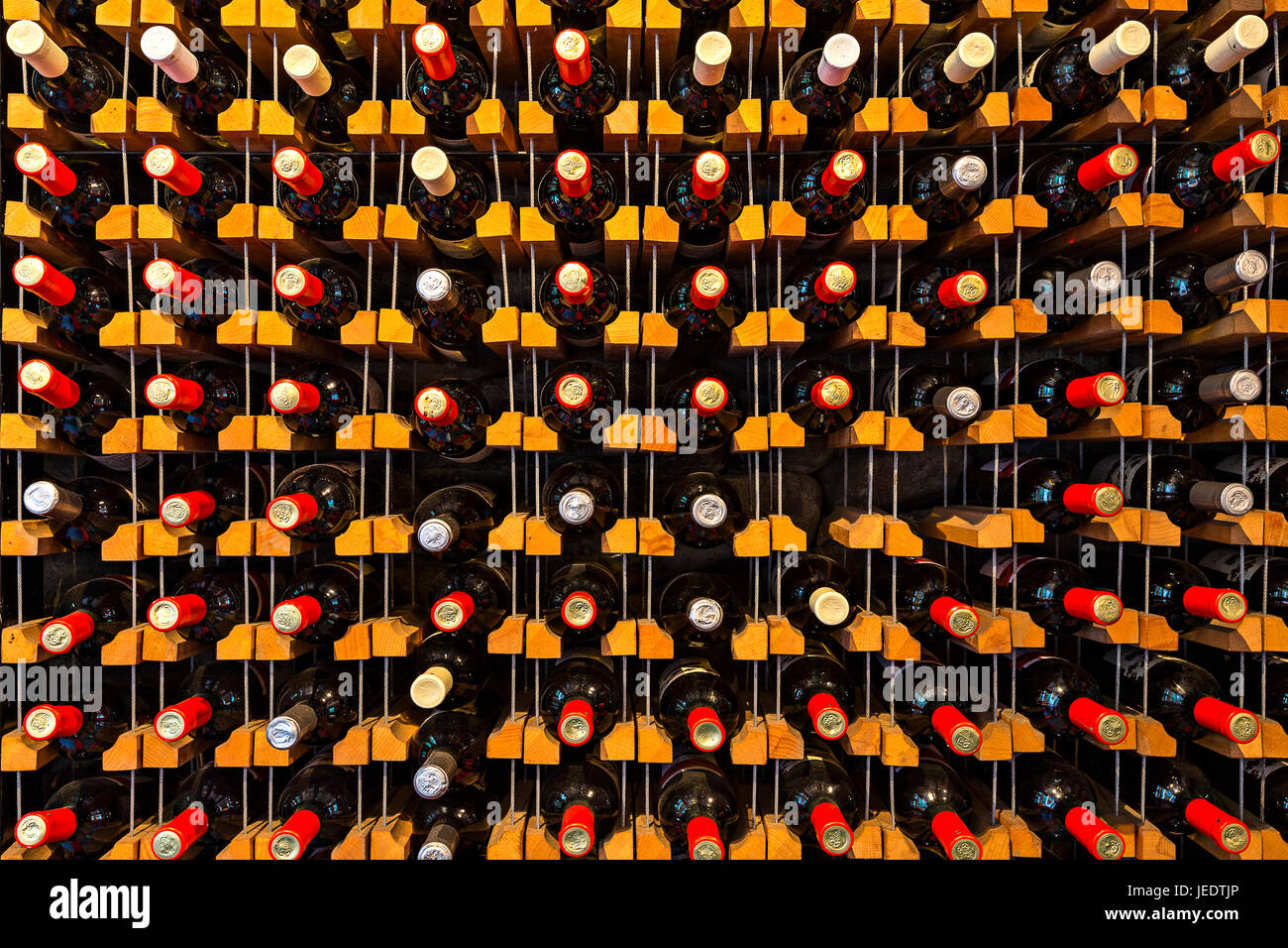 Bottiglie di vino sulla parete del rack, Batumi, Georgia Foto Stock