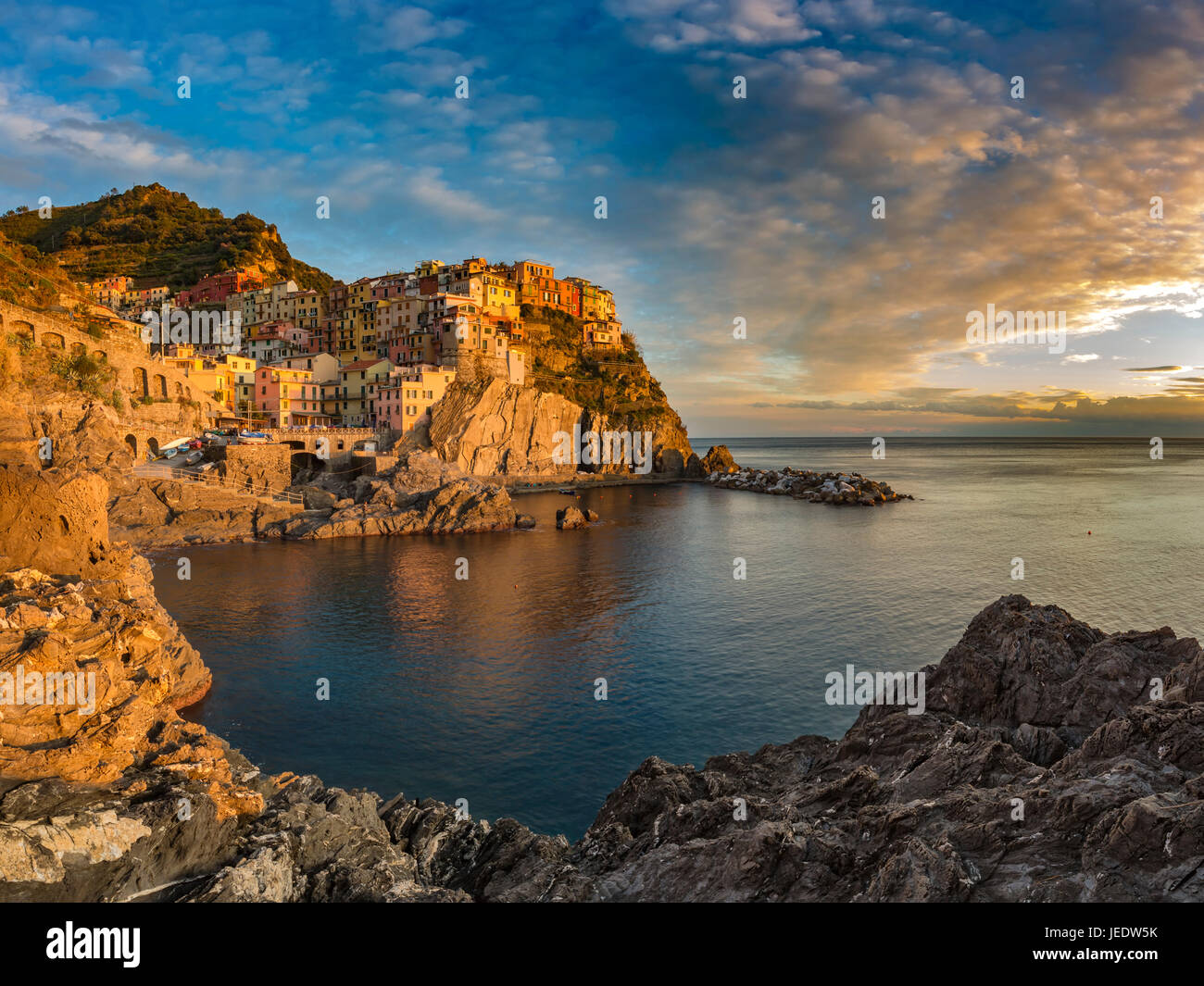 L'Italia, Liguria, provincia di La Spezia, le Cinque Terre, Manarola al tramonto Foto Stock