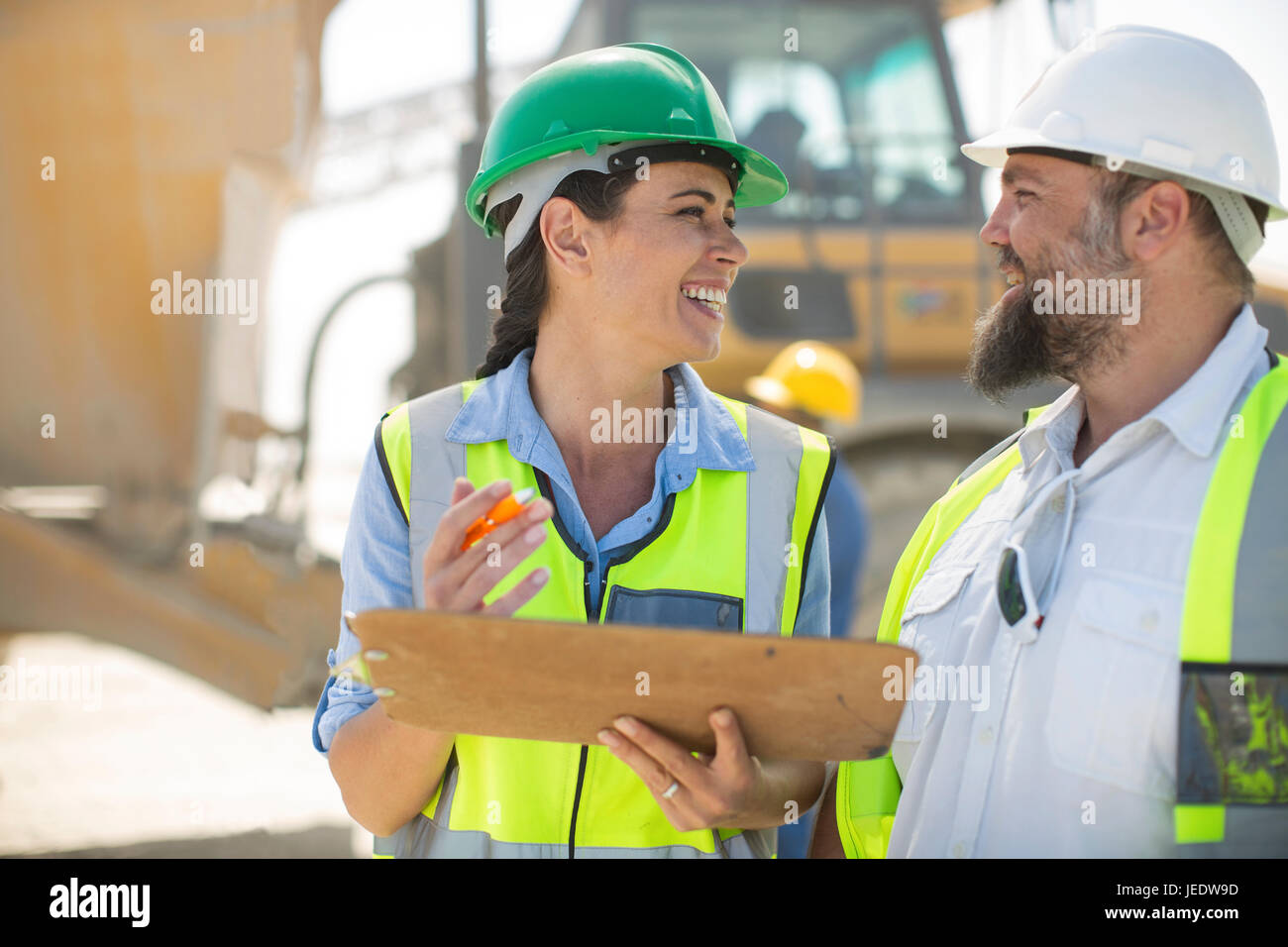 Maschio e femmina dei lavoratori di cava a discutere sul sito Foto Stock