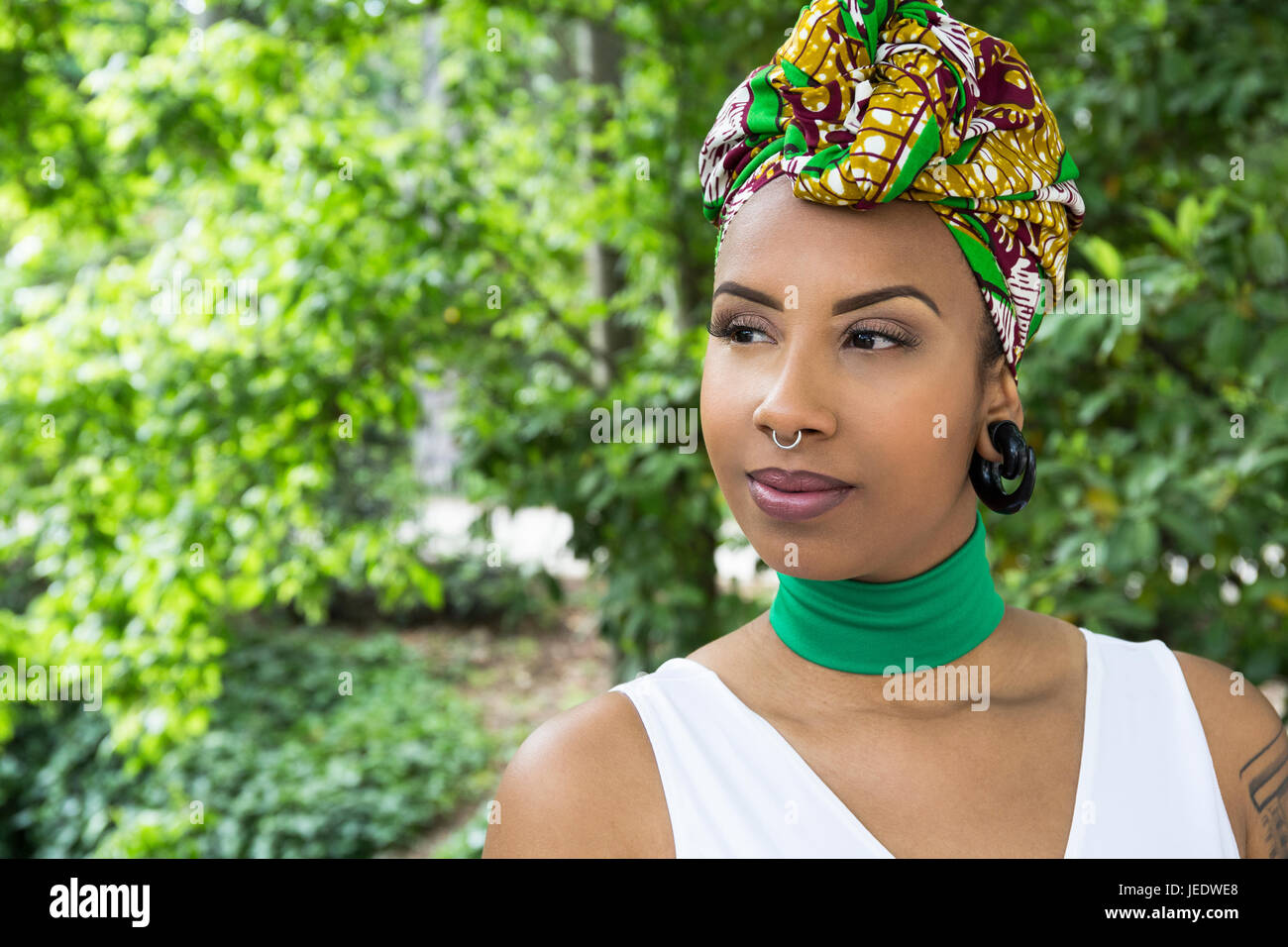 Ritratto di giovane donna con piercing indossando il tradizionale copricapo  brasiliano Foto stock - Alamy