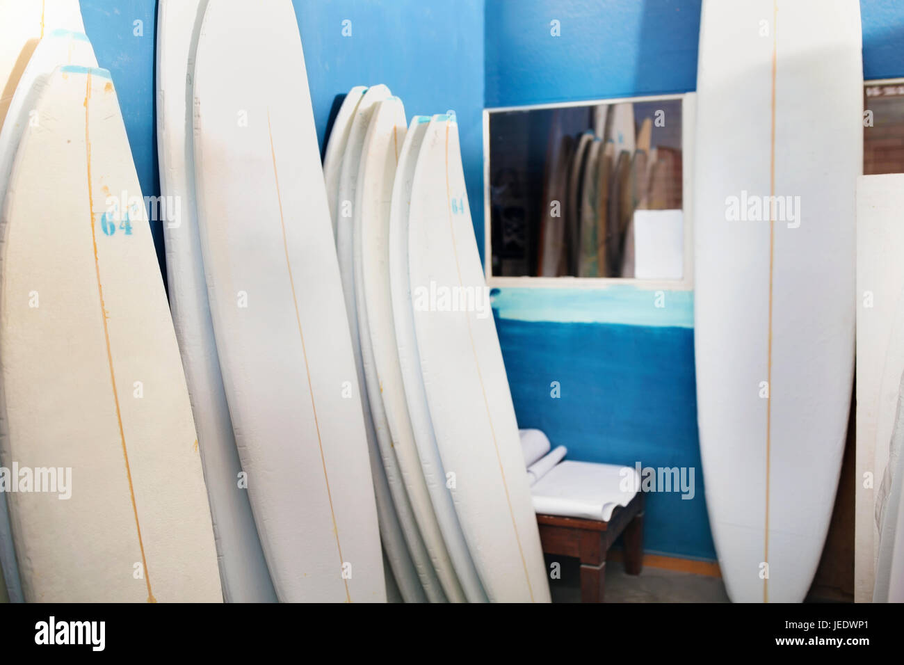 Tavola da surf shaper workshop, tavole da surf impilati nel ripostiglio Foto Stock