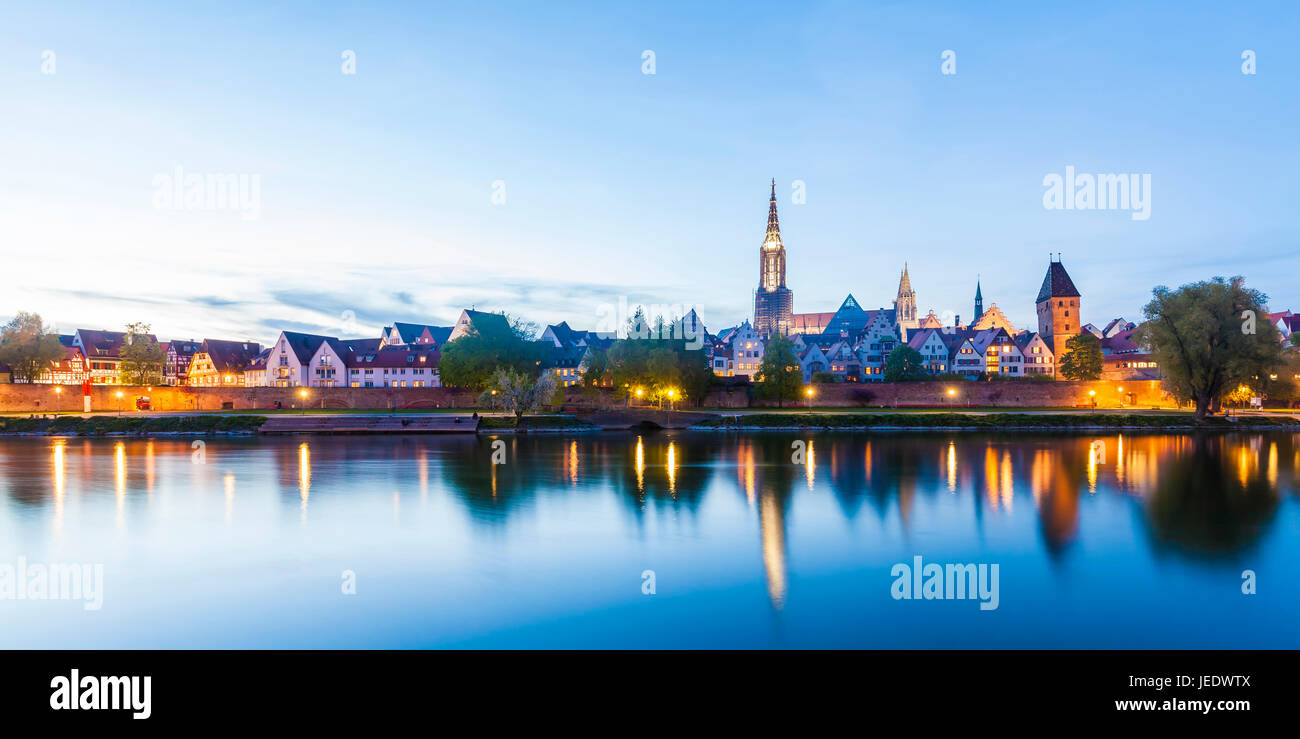Deutschland, Baden-Württemberg, Ulm Donau, Stadtansicht mit Ulmer Münster und Metzgerturm, Skyline, Panorama Foto Stock