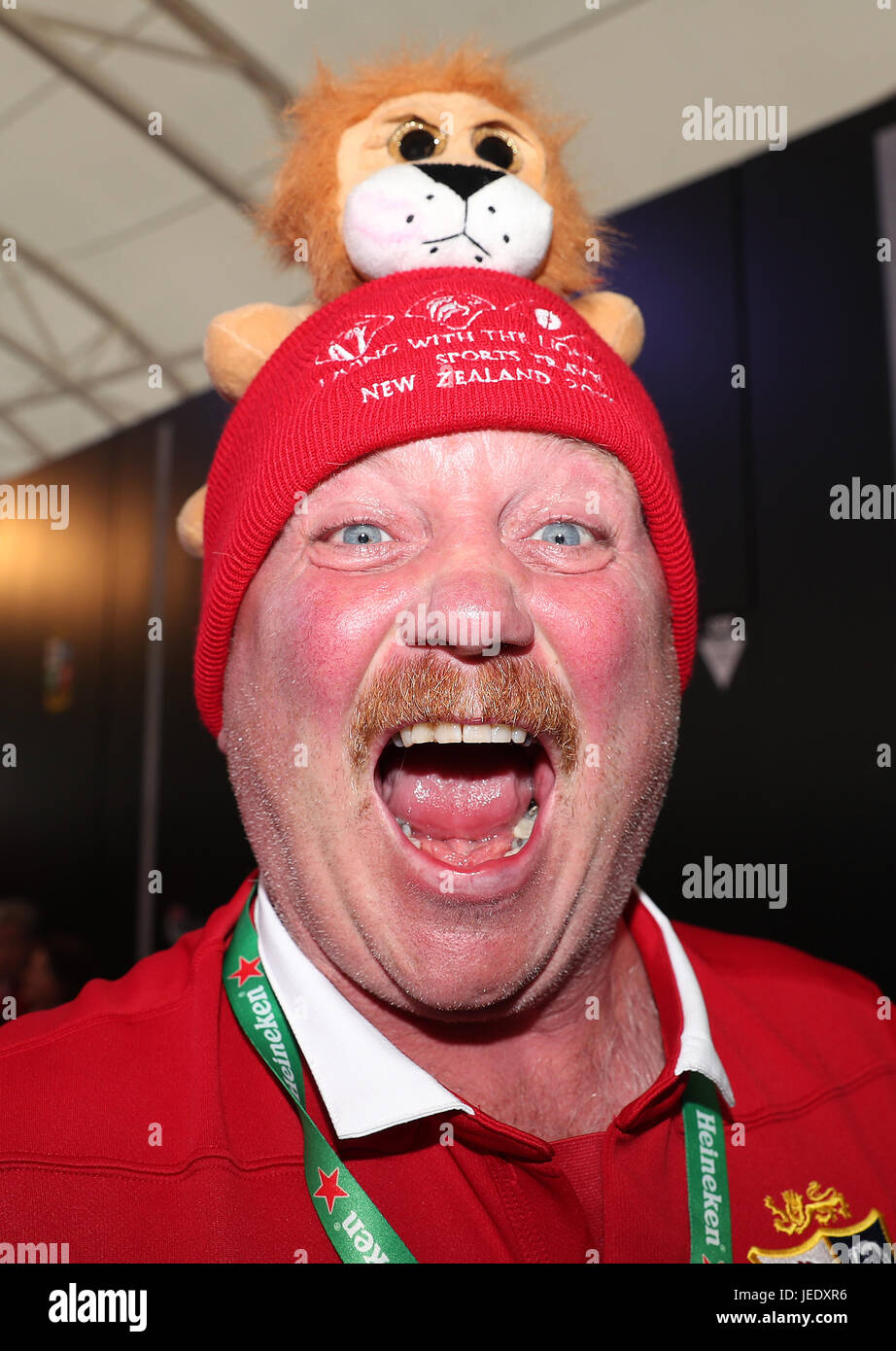 Una ventola di Lions nella "Fossa dei Leoni sostenitori Village' in Auckland davanti al primo test del 2017 British e Irish Lions tour presso Eden Park di Auckland. Foto Stock