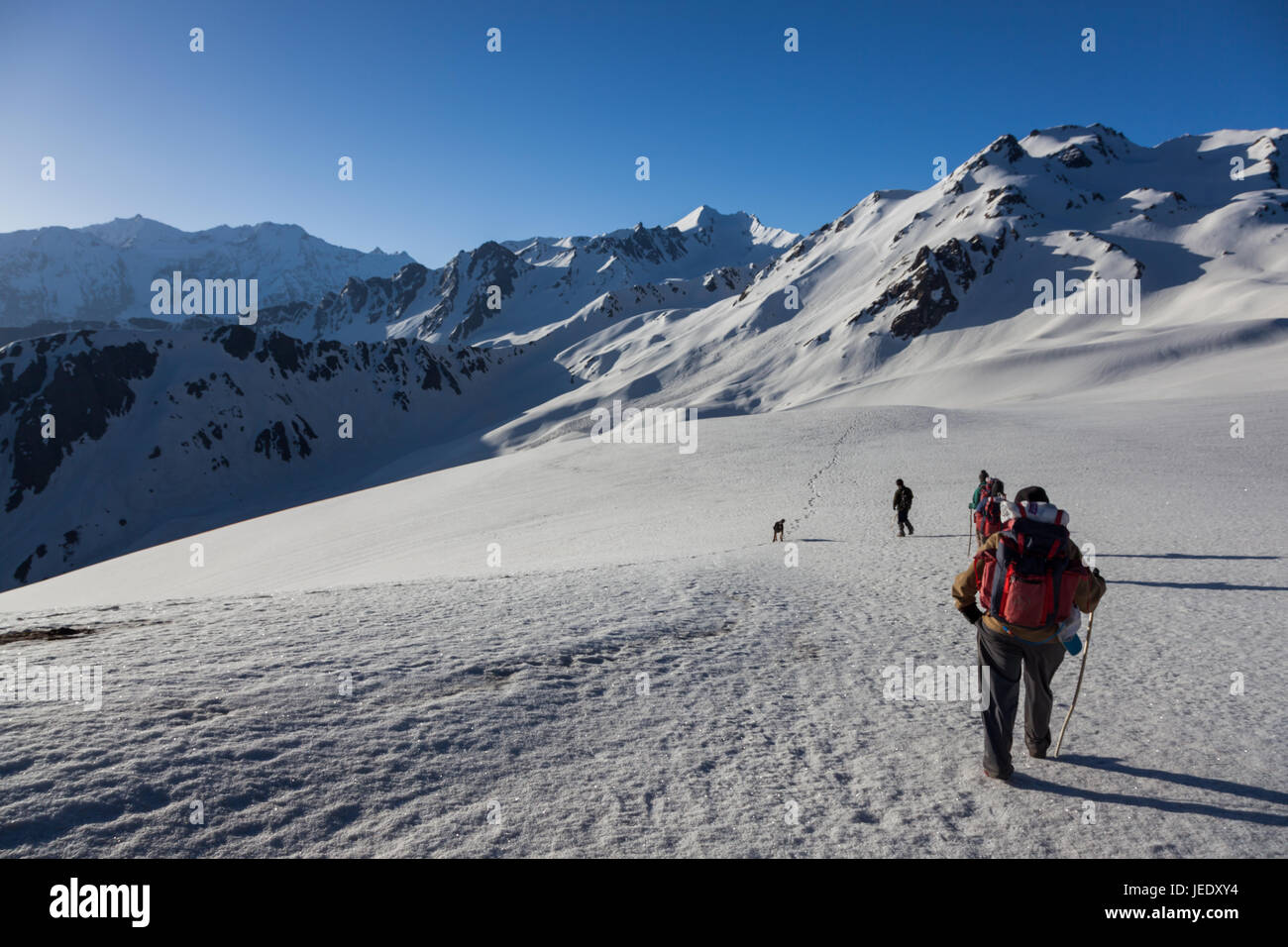Gruppo di escursionisti trekking in Himalaya per Sarpass Trek Kasol, Himachal Pradesh, India Foto Stock