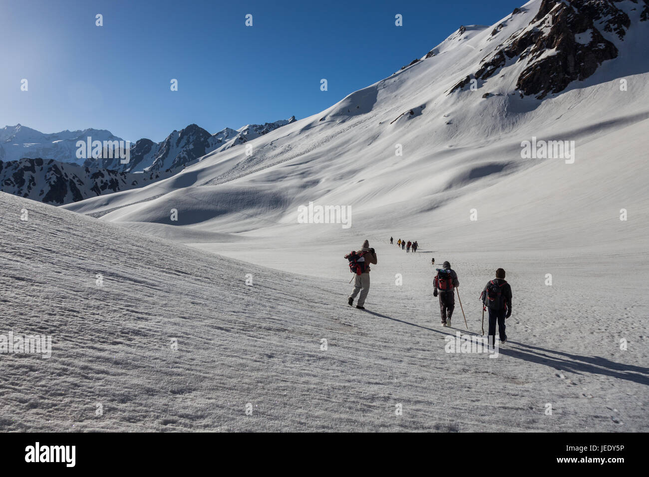 Gruppo di escursionisti trekking in Himalaya per Sarpass Trek Kasol, Himachal Pradesh, India Foto Stock