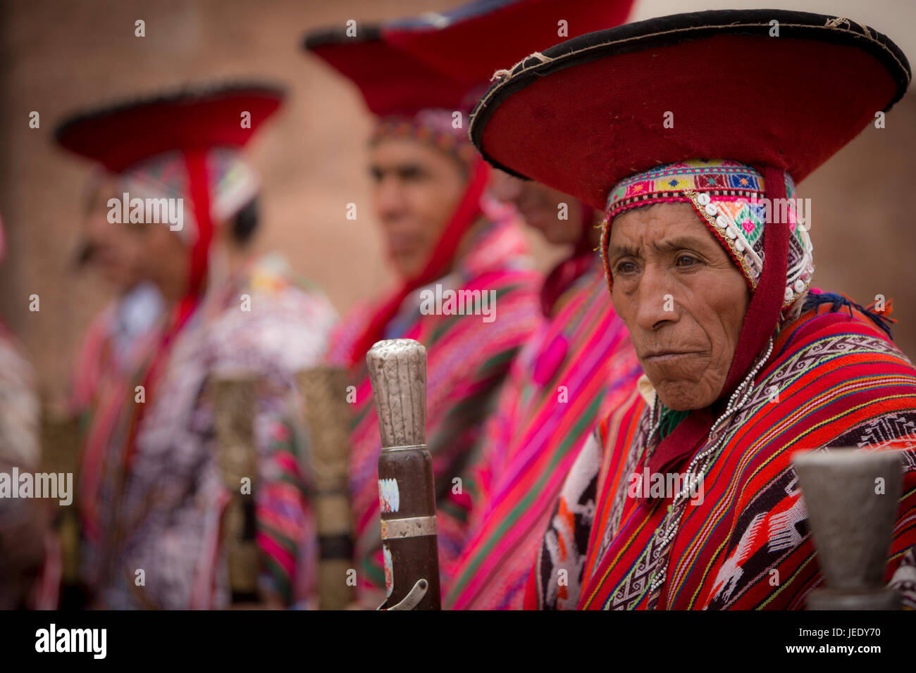 Il quechua uomo al di fuori di una chiesa, Pisac, Cusco, Perù Foto Stock