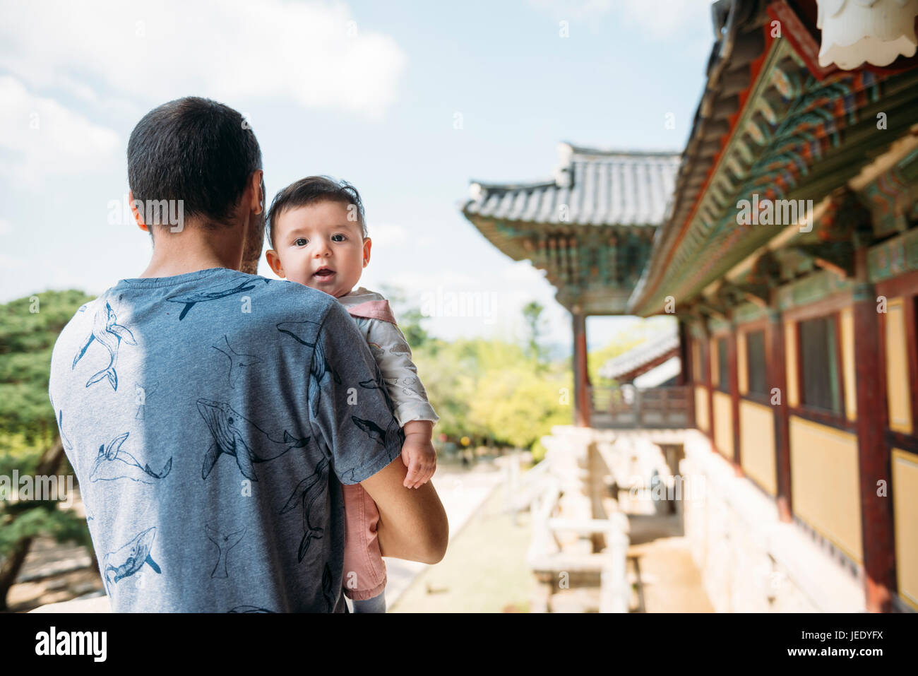 Corea del Sud, Gyeongju, uomo che viaggia con un neonato ragazza di Bulguksa Foto Stock