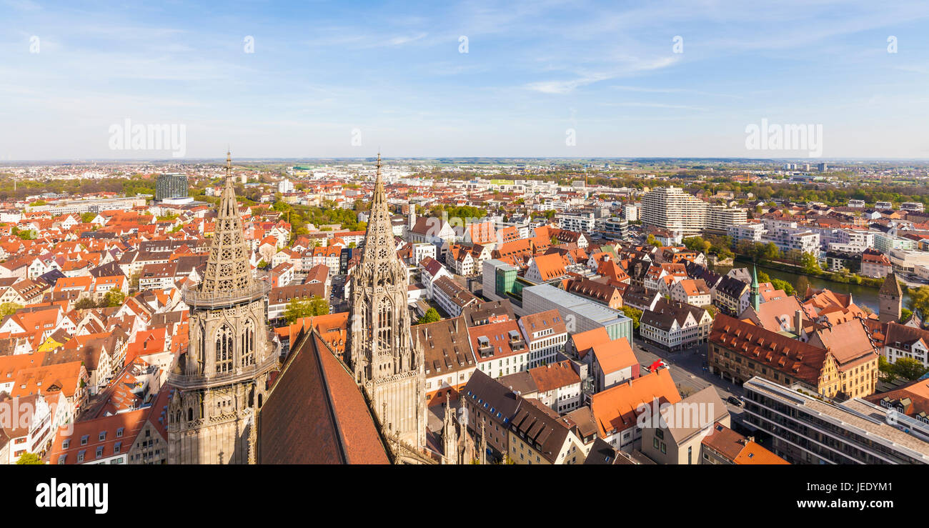 Deutschland, Baden-Württemberg, Ulm, Stadtansicht mit Ulmer Münster, Kunsthalle Weishaupt und Rathaus, Skyline, Panorama Foto Stock