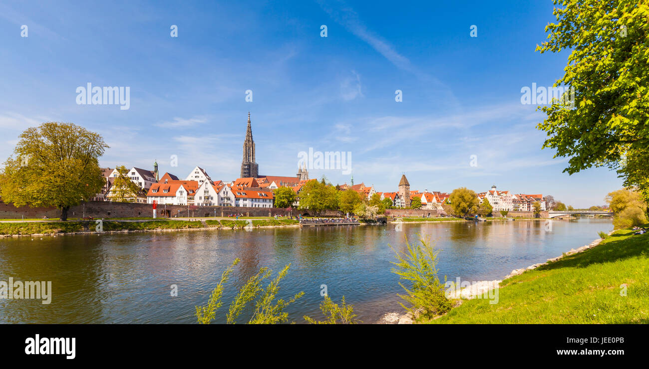 Deutschland, Baden-Württemberg, Ulm Donau, Donauufer, Stadtansicht mit Ulmer Münster und Metzgerturm, Skyline, Panorama Foto Stock