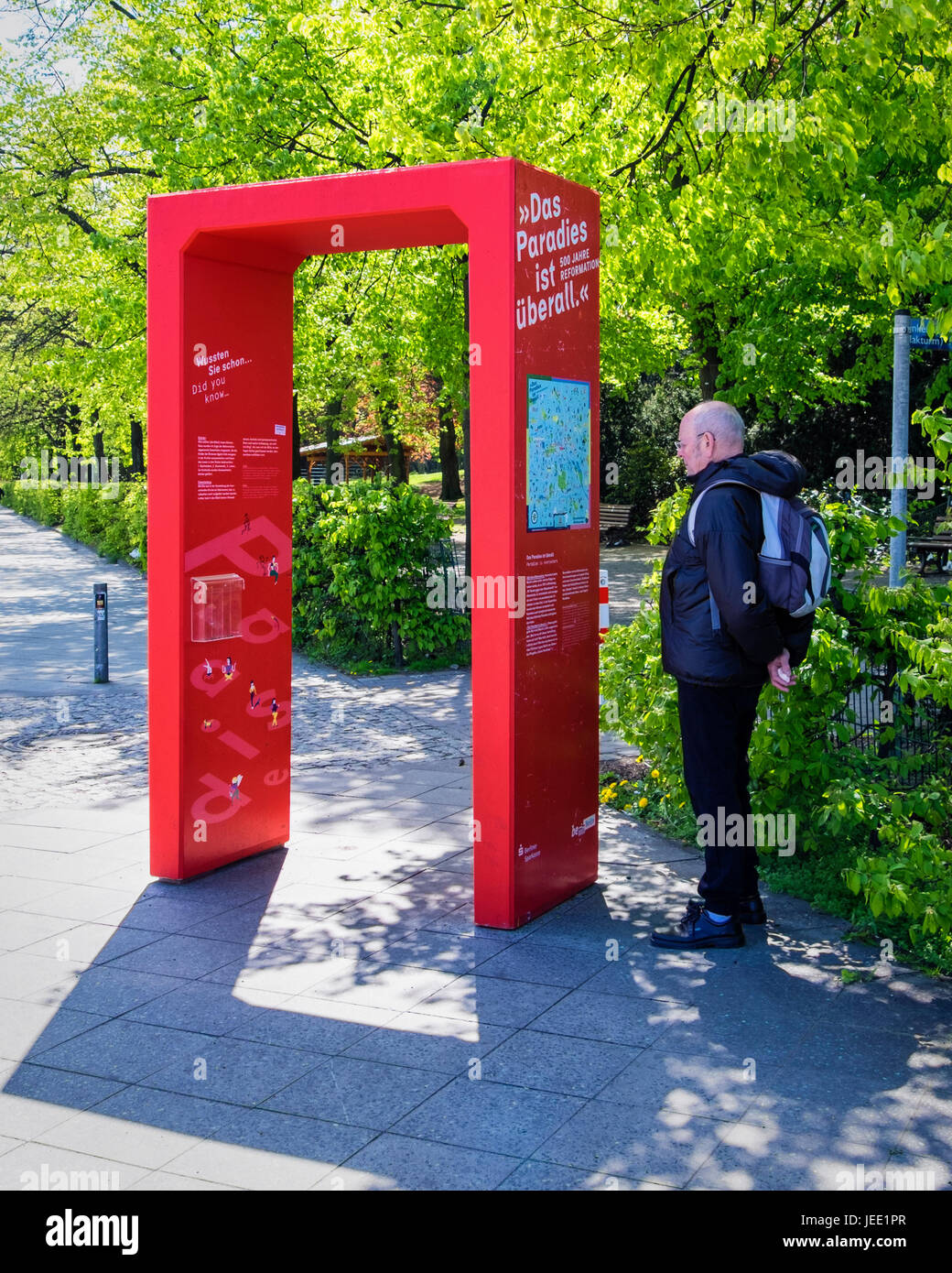 Berlin Volkspark Humboldthain parco.arco rosso 'Paradiso è ovunque" informazioni segno segna uno di 8o macchie verdi durante le IGA International Garden Visualizza Foto Stock