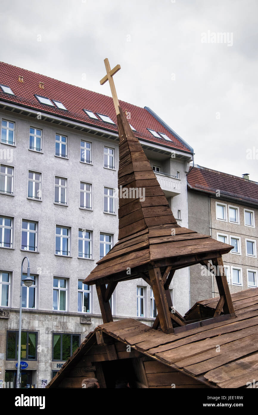 Berlino, Mitte,Rosa-Luxemburg-Platz, affondando chiesa di legno, un progetto musicale del teatro denominata "bibbia" dalla chiesa-Novoflot critico Opera Company,2 Foto Stock