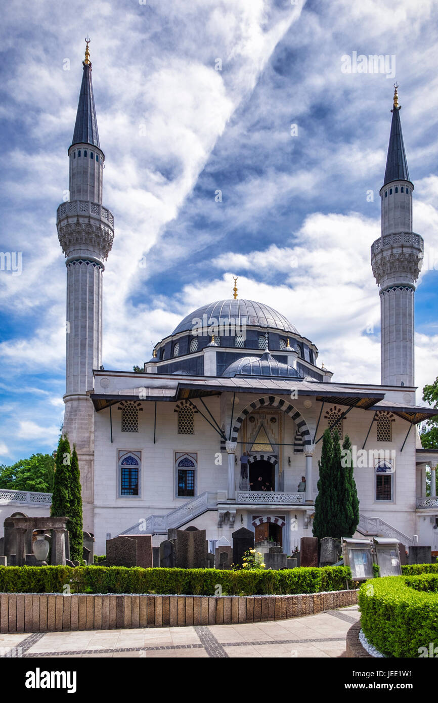 Berlino Moschea centrale esterno dell'edificio - bella moschea Sehitlik completata nel 2005,basato sulla tradizionale del XVI e XVII secolo architettura ottomana, Foto Stock