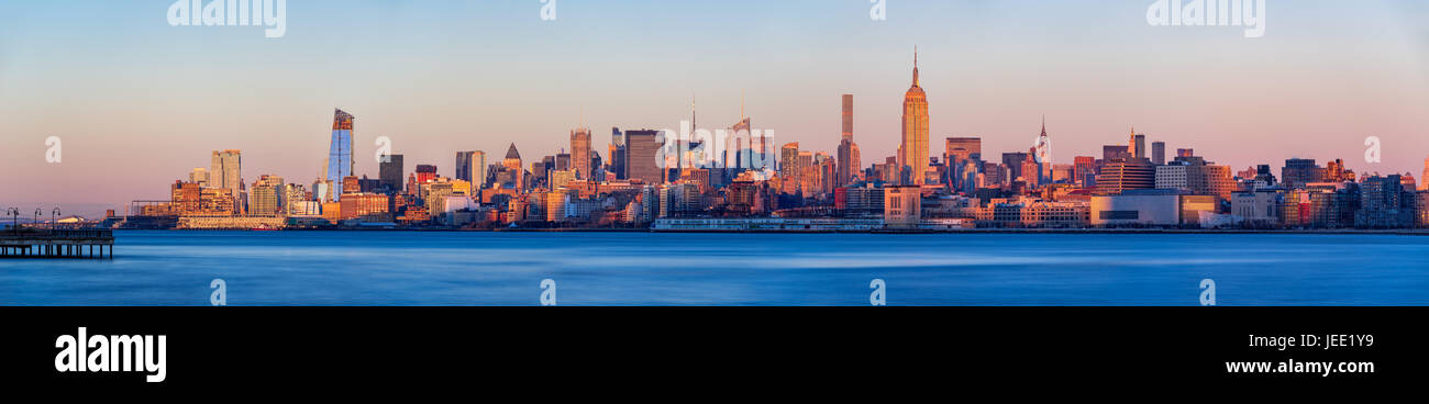 Vista panoramica al tramonto di Midtown West grattacieli con il fiume Hudson. Manhattan, New York City Foto Stock