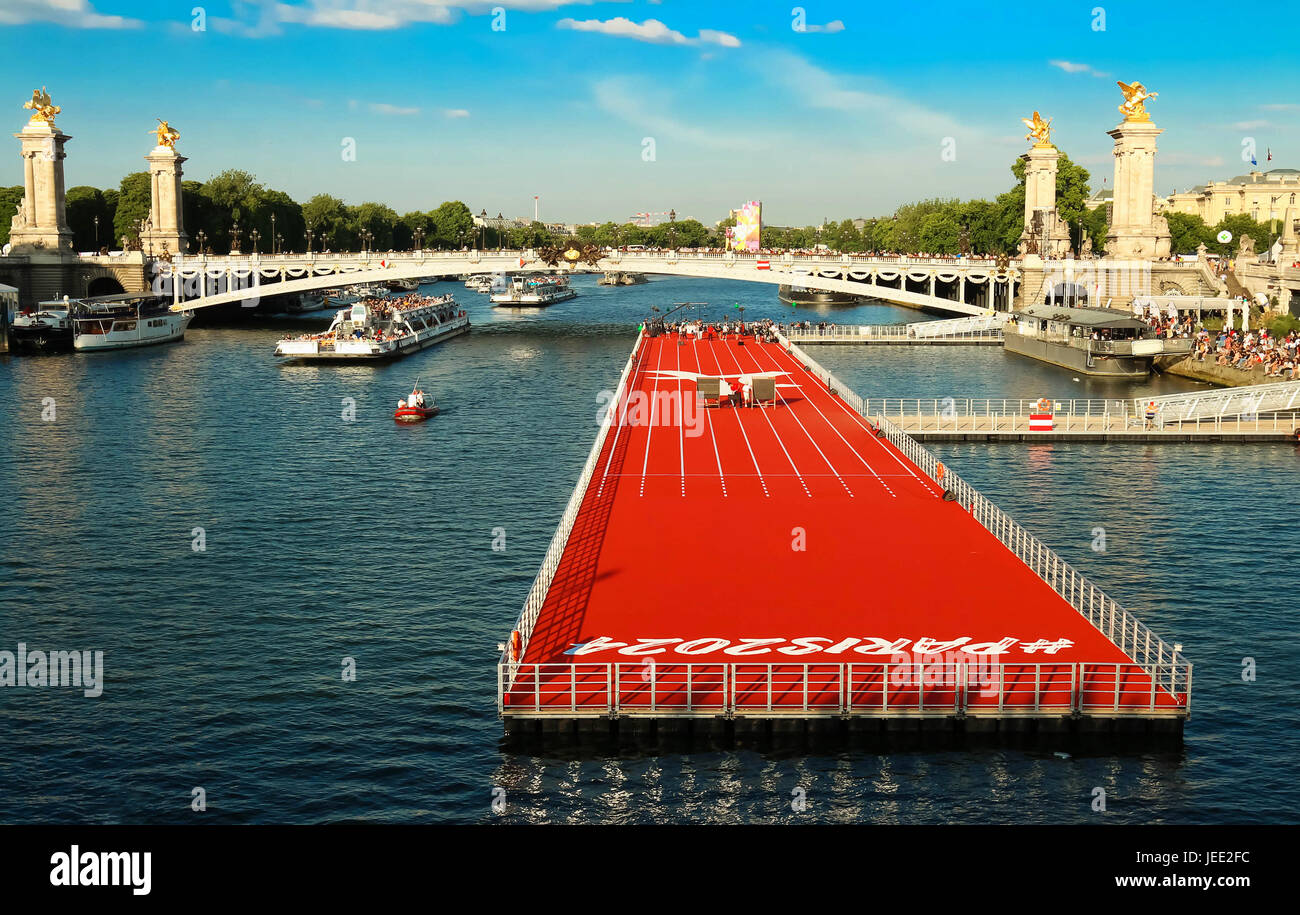 Il floating race track installato sul fiume Senna vicino ponte Alexandre III a Parigi, Francia . Foto Stock