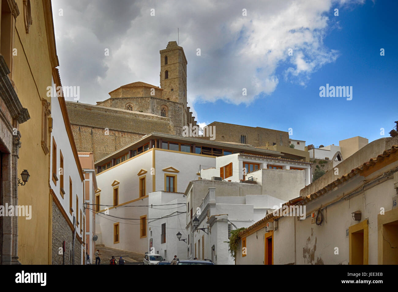 Vista dal basso della Cattedrale di Ibiza e la torre campanaria Foto Stock