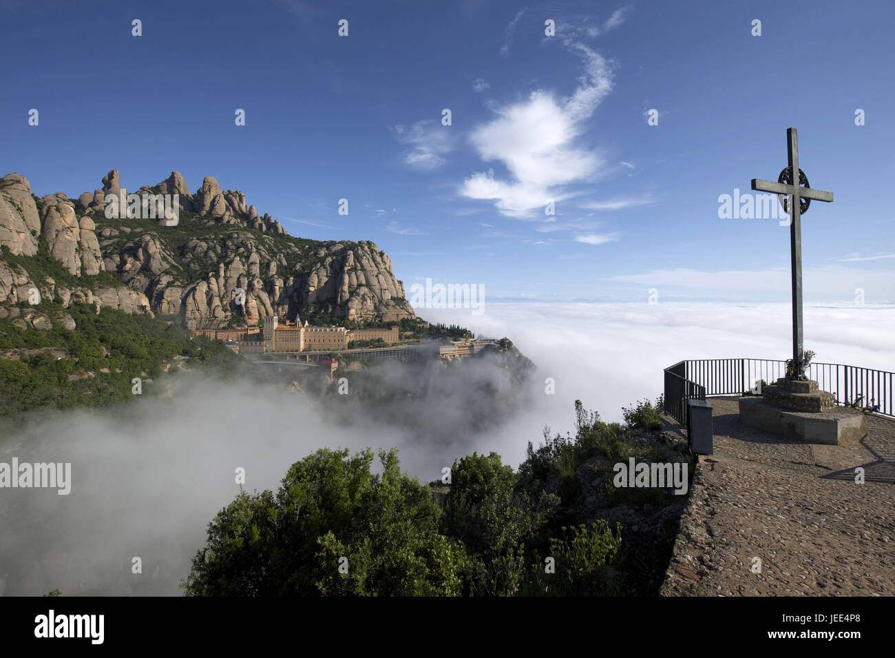 In Spagna, in Catalogna, croce di San Miguel in background il chiostro di Montserrat, Foto Stock