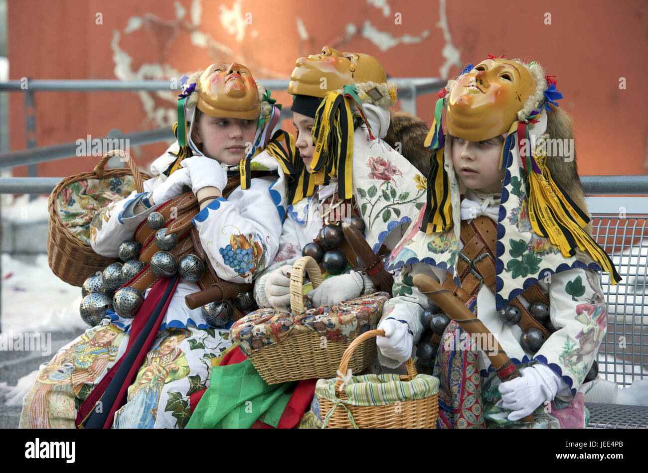 Germania, Baden-Württemberg, Rottweil, Rottweiler Fool's guild, tre bambini in costume fare pausa, Foto Stock