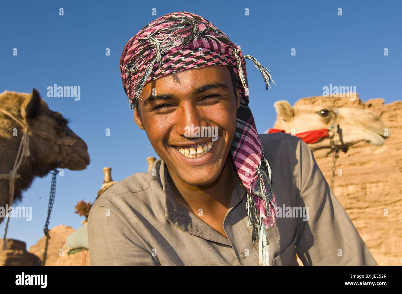 Beduino, felicemente, sorriso, ritratto, Wadi Rum, Giordania, Foto Stock