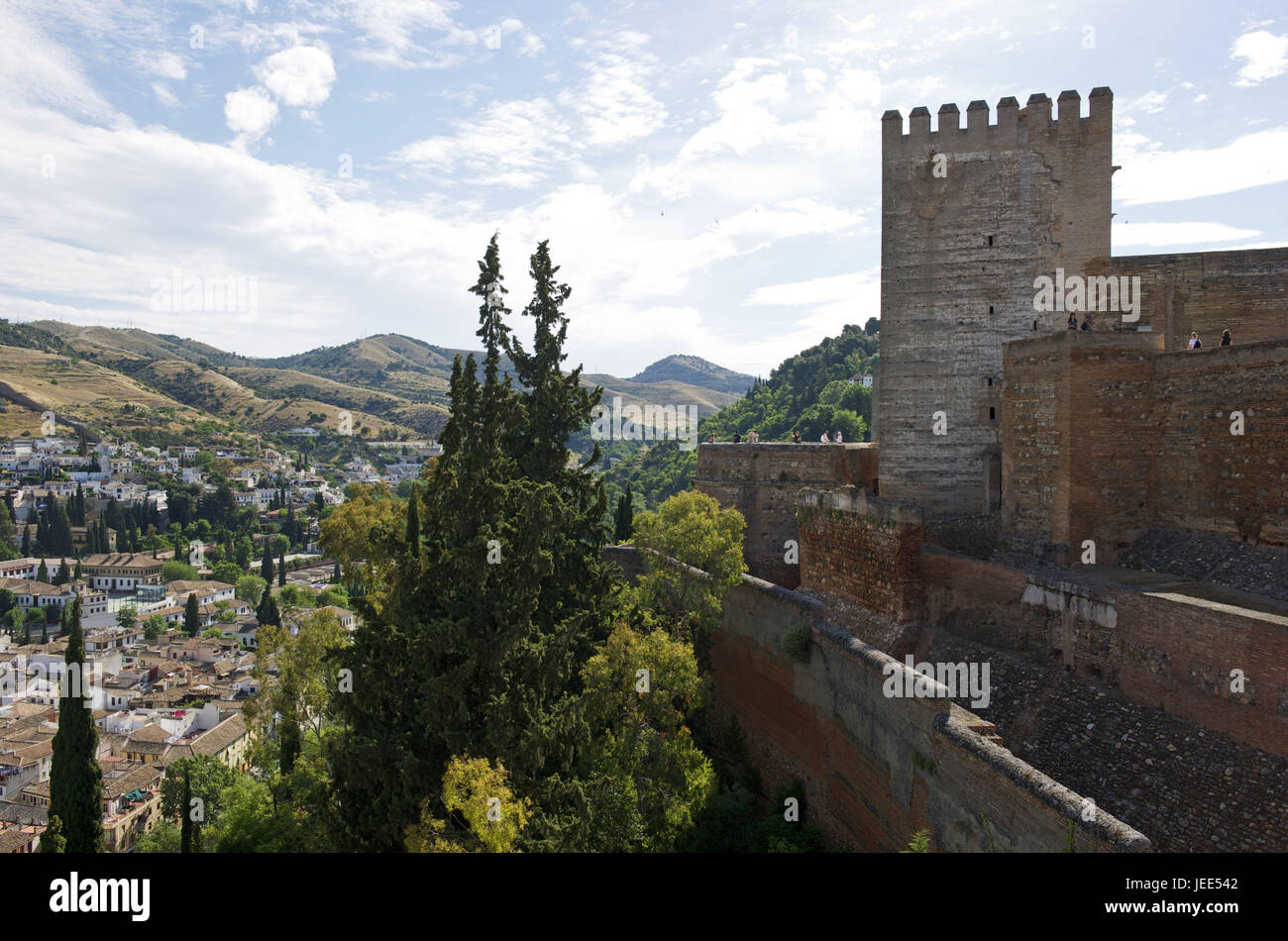 Spagna, Andalusia, Granada, Alhambra Palace, vista la Alcazaba sulle montagne, Foto Stock