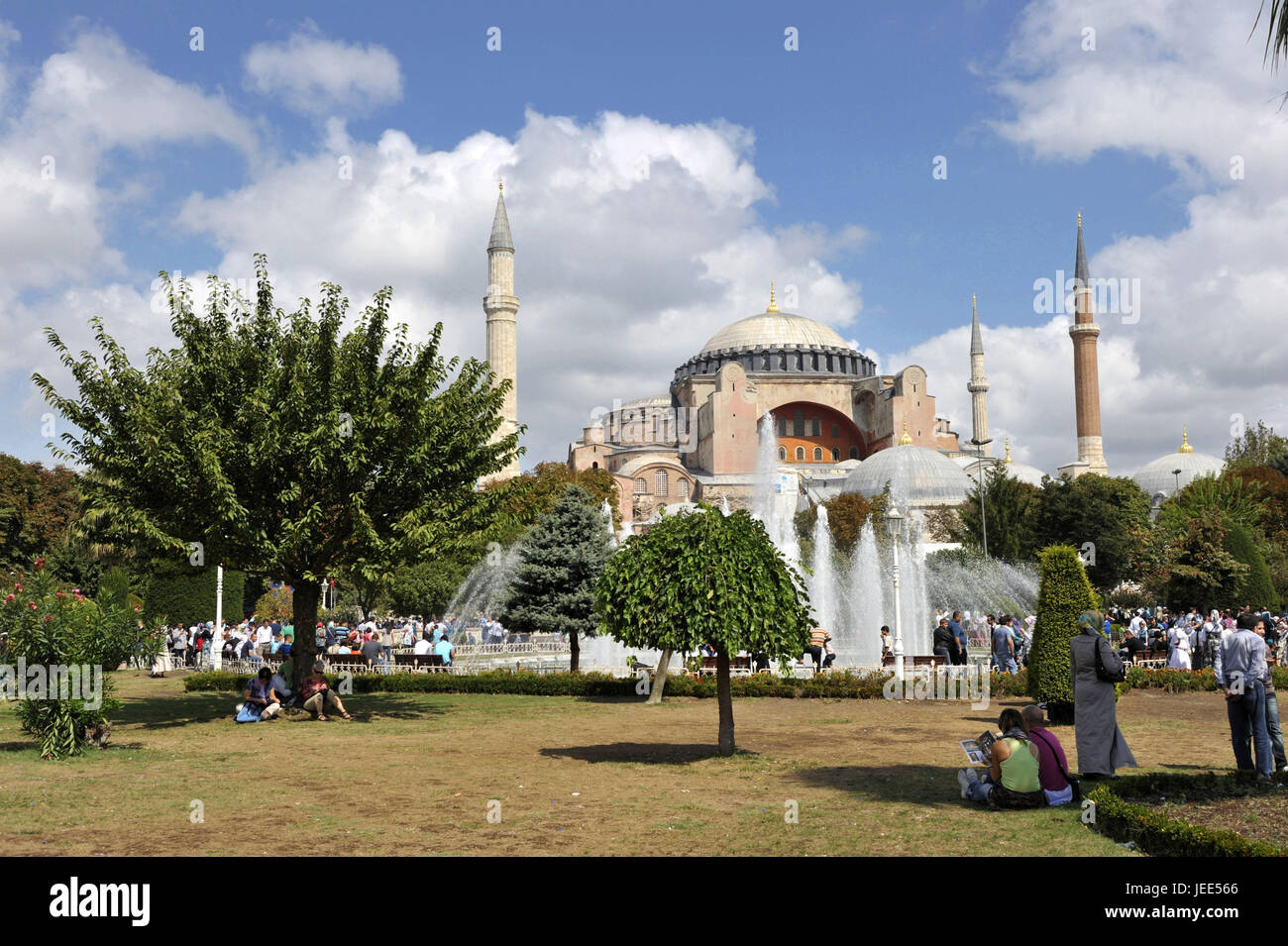 Turchia, Istanbul, parte della città di Sultanahmet, Hagia Sophia e Basilica, persona nel parco, Foto Stock