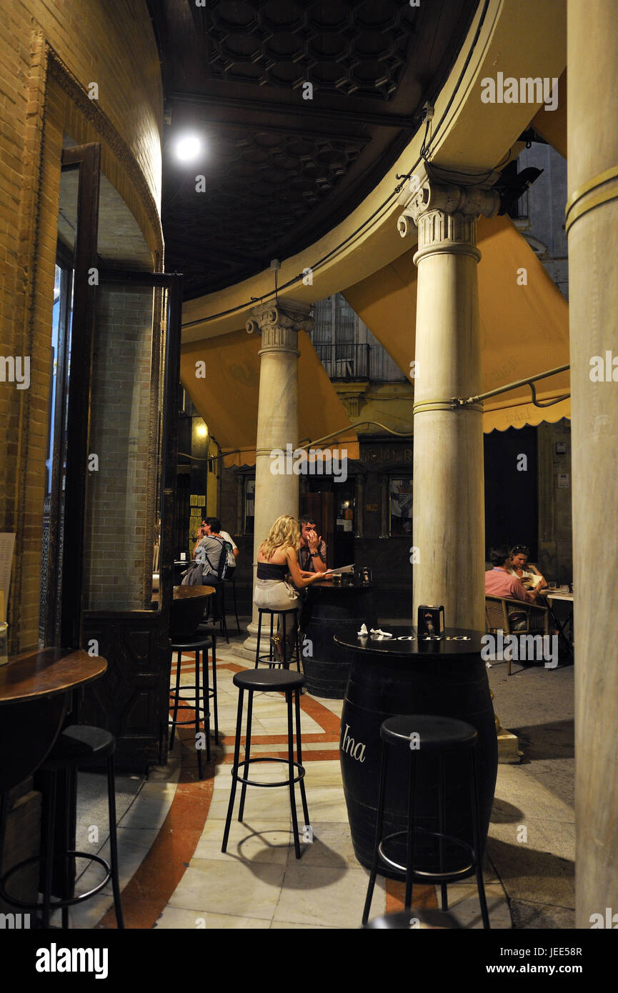 Spagna, Andalusia, provincia di Cadiz, Jerez de la Frontera, turisti in un bar in el Gallo, Foto Stock