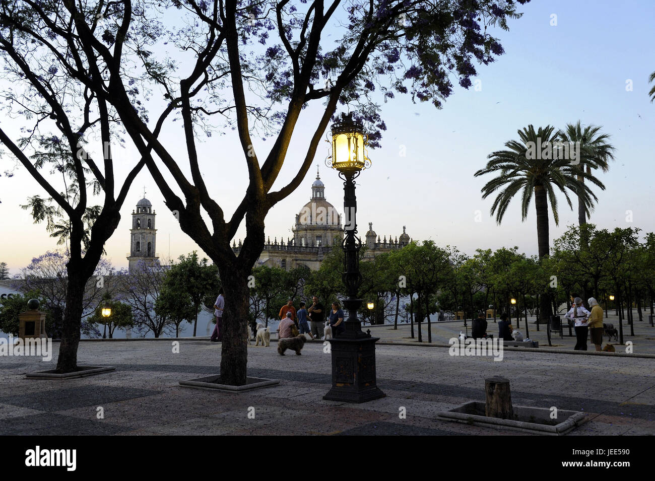 Spagna, Andalusia, provincia di Cadiz, Jerez de la Frontera, pavilion in Alameda Vieja sullo sfondo la cattedrale, Foto Stock