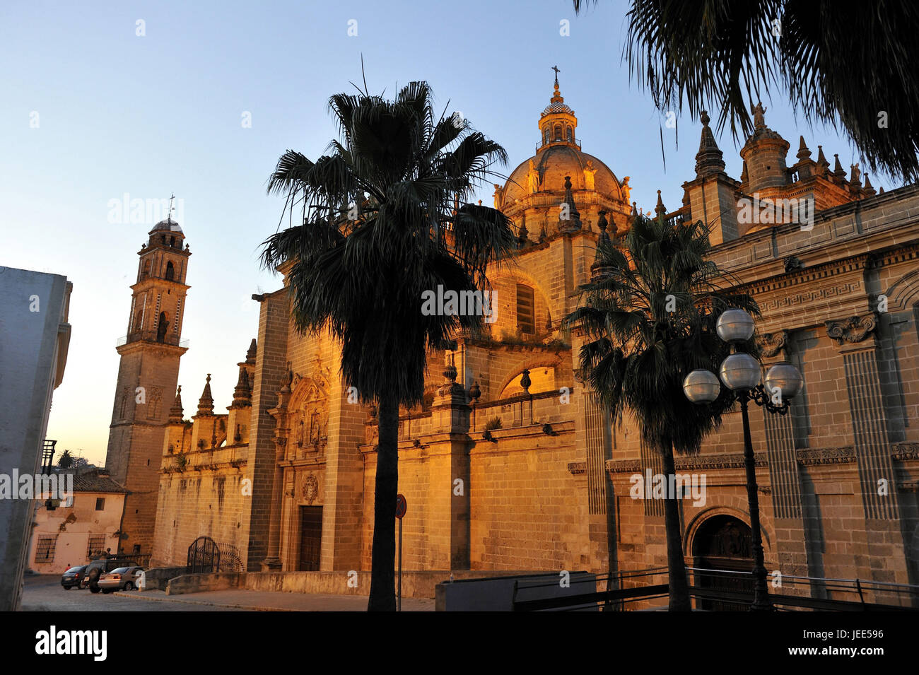 Spagna, Andalusia, provincia di Cadiz, Jerez de la Frontera, statua di Manuel María González, sullo sfondo la cattedrale, Foto Stock