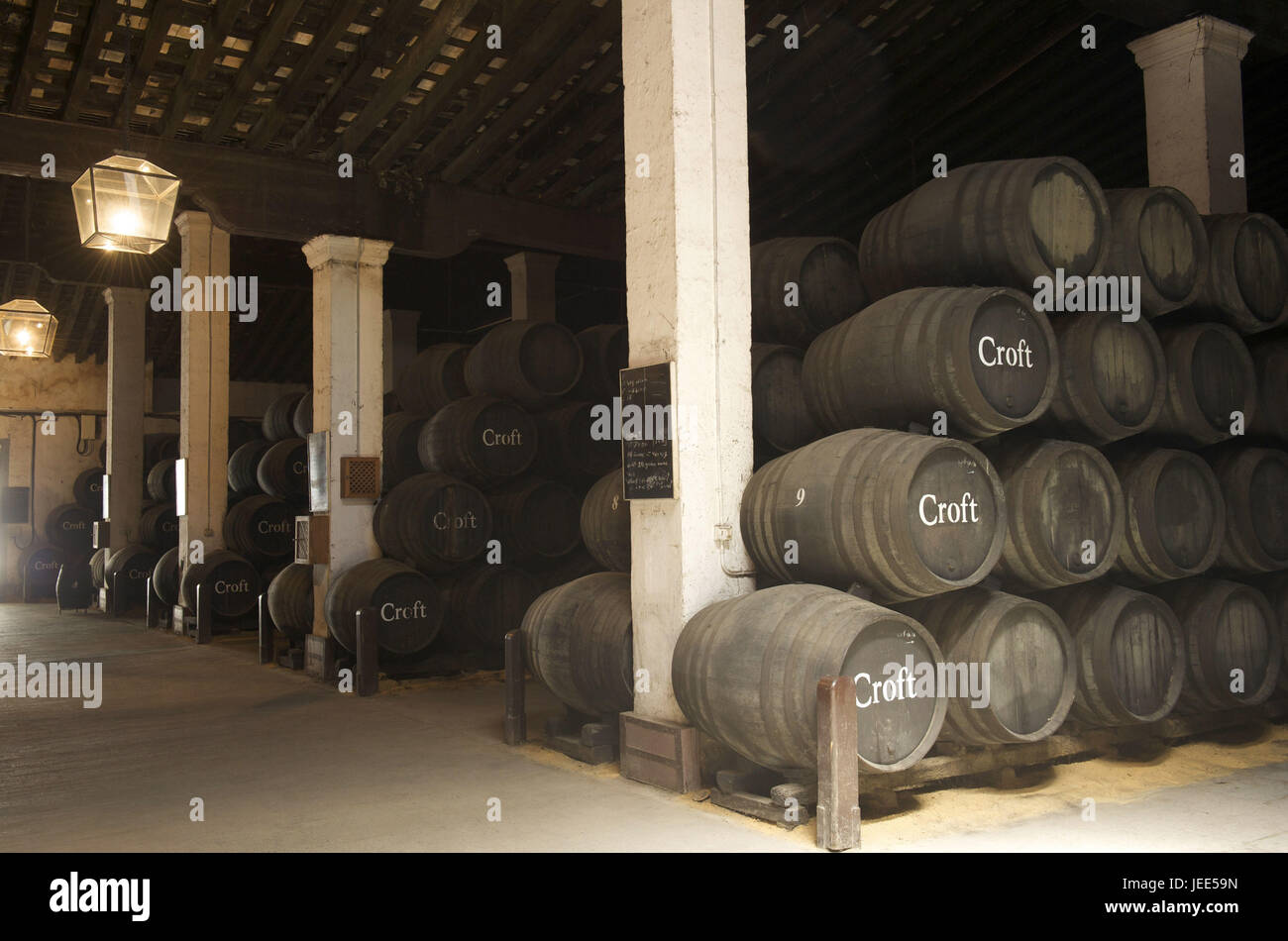 Spagna, Andalusia, provincia di Cadiz, Jerez de la Frontera, botti di vino in una cantina di vini, Foto Stock