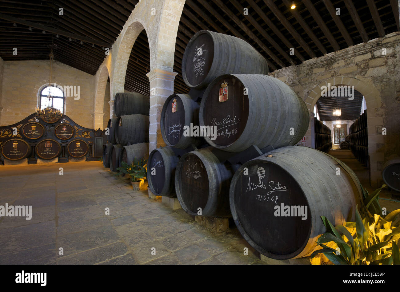 Spagna, Andalusia, provincia di Cadiz, Jerez de la Frontera, botti di vino in una cantina di vini, Foto Stock