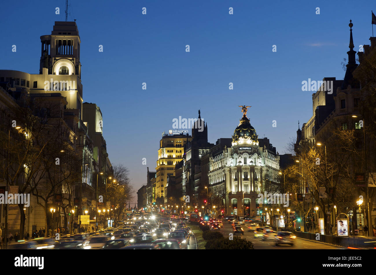 Spagna, Madrid, edificio Metropolis di notte, grana via, traffico di veicoli a motore, Foto Stock