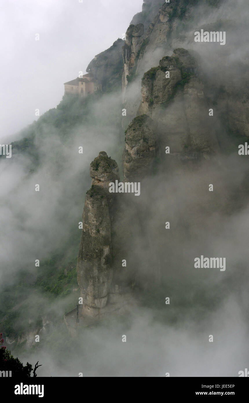 In Spagna, in Catalogna, Montserrat, regione montuosa nella nebbia, Foto Stock