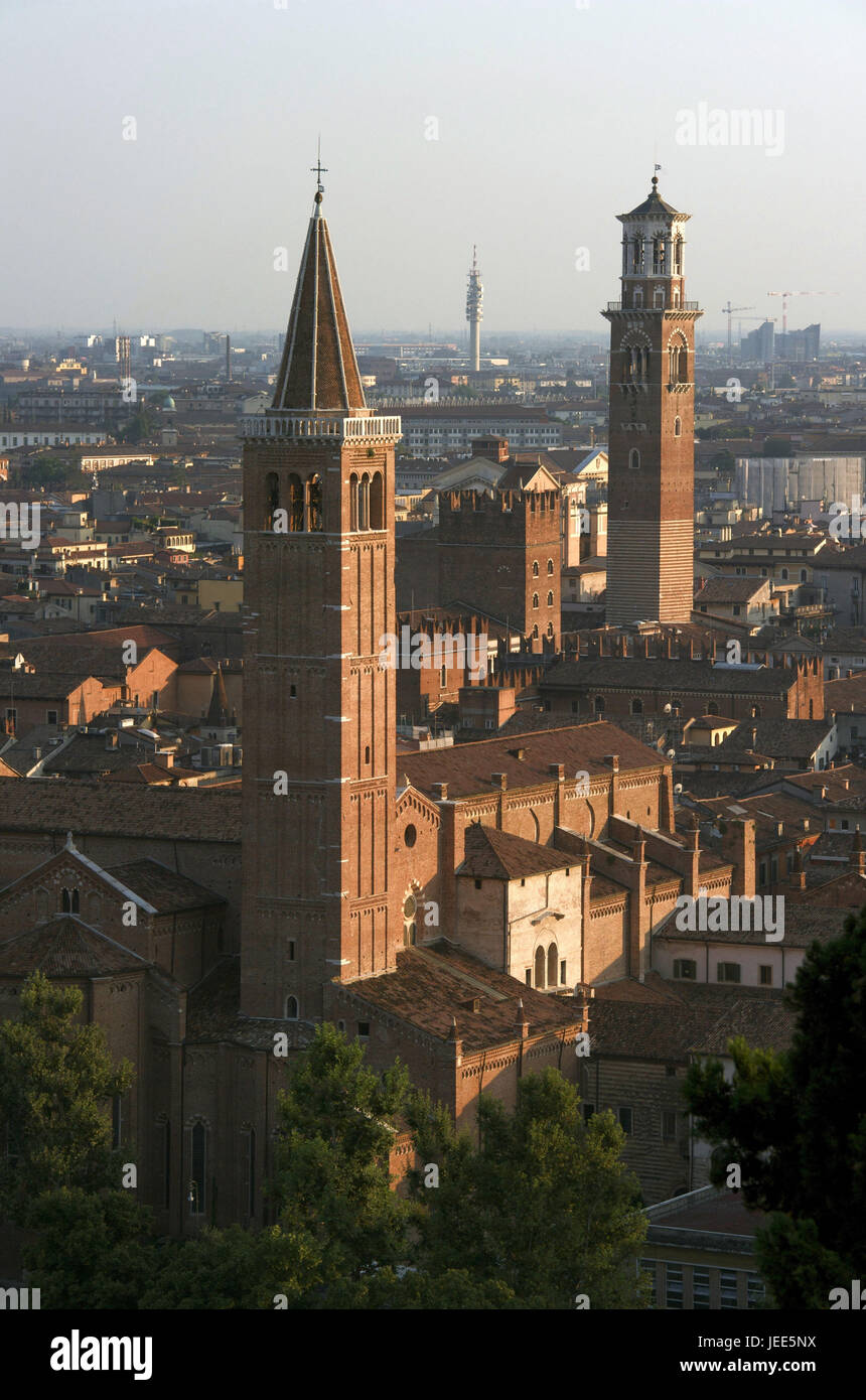 L'Italia, Veneto, Verona, Santa Anastasia e la Torre dei Lamberti, Foto Stock