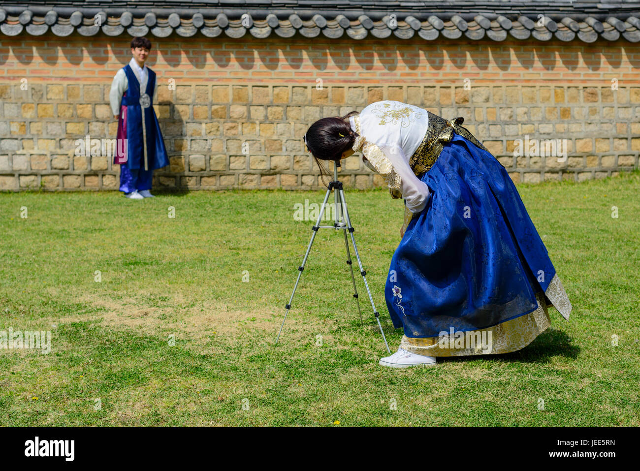 Indossando il tradizionale hanbok intorno a Seoul Palazzi Reali Foto Stock