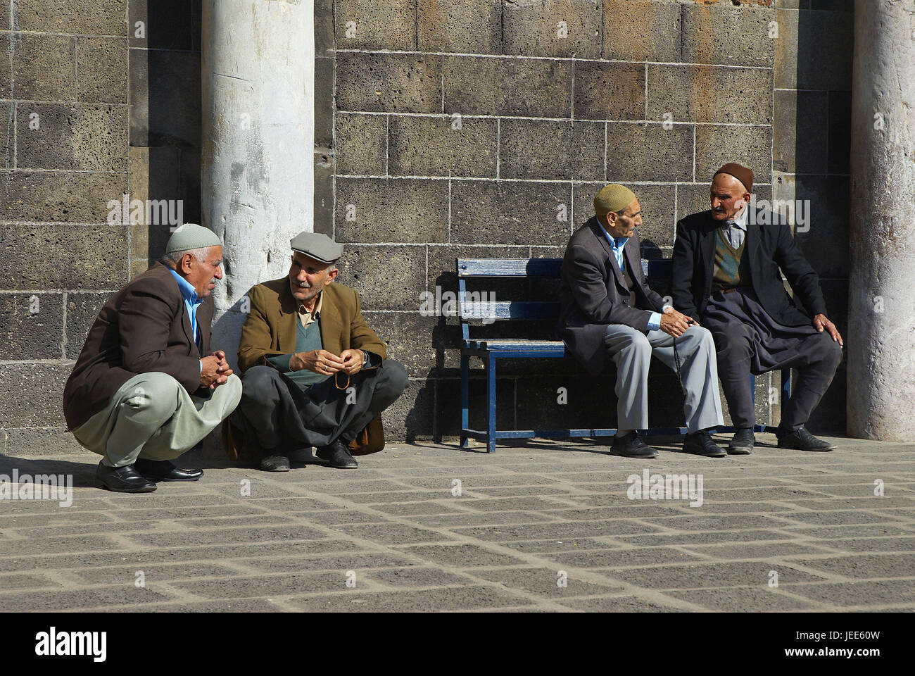 La Turchia, Diyarbakir, uomini prima di una moschea, Foto Stock