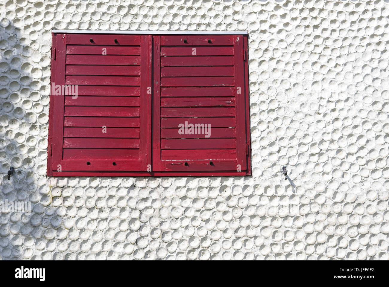 La facciata della casa, finestra, otturatore, rosso, chiuso, medie di close-up, dettaglio, Foto Stock