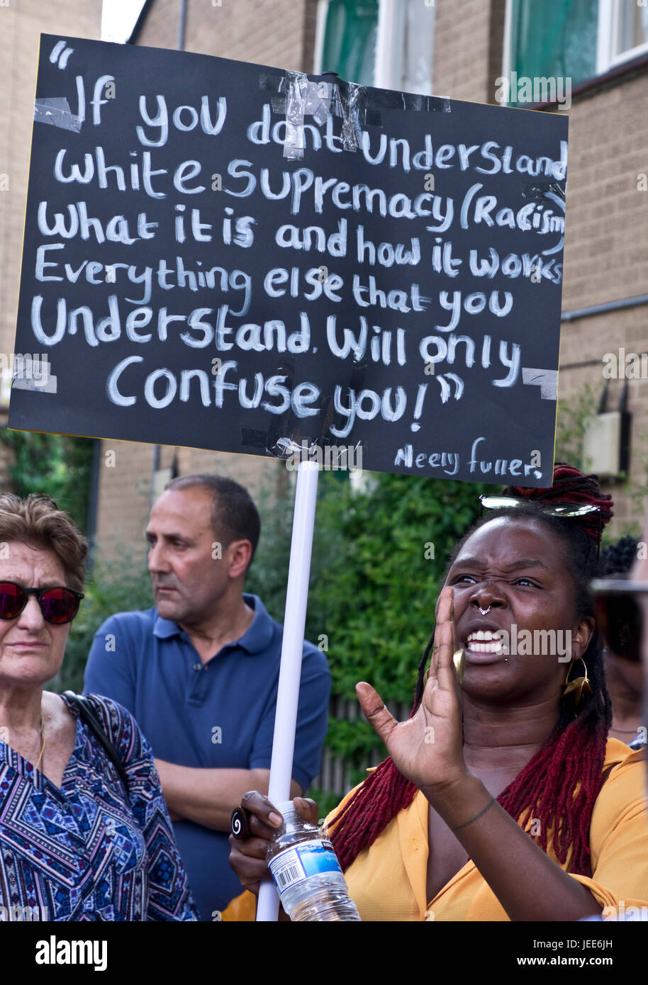 Rabbia in le conseguenze dell'incendio che ha distrutto il 24-storia Grenfell torre a nord di Kensington, Londra il 14 giugno 2017. Il numero di morti ufficialmente a 75 ma senza dubbio avrà luogo a tre cifre. Foto Stock