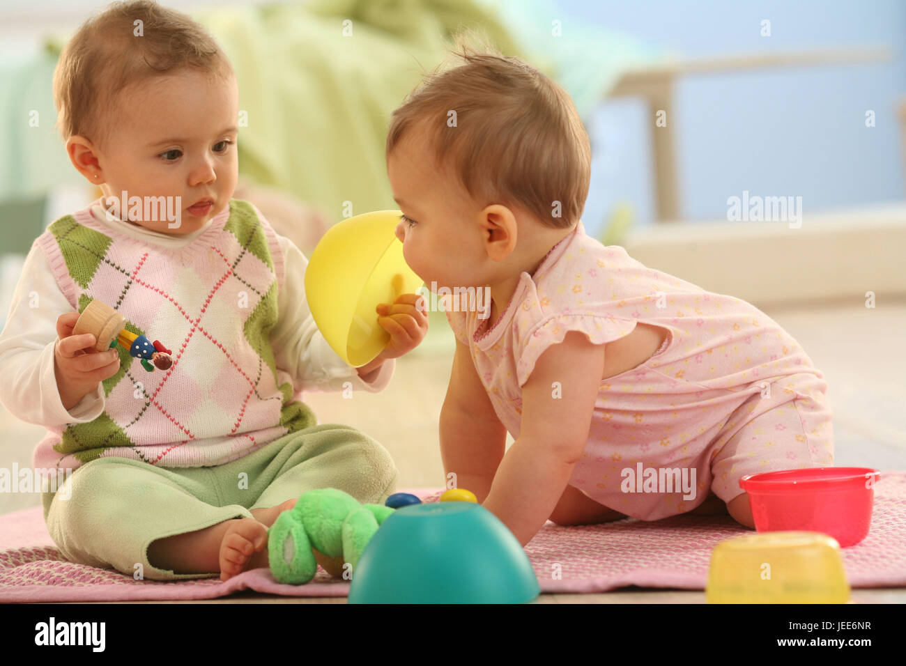 Due bambini gruppo di gioco, il comportamento sociale, giocattoli, condividere, provare, Foto Stock