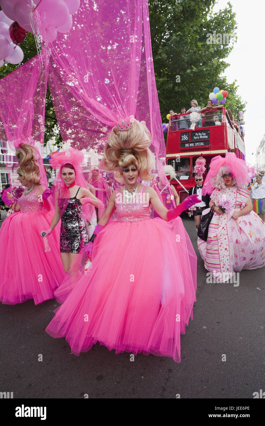 Inghilterra, Londra Gay Pride Parade, persone abiti rosa, città, festival, salvare, omosessuale, rosa, parrucche, pannelli, la visualizzazione della telecamera, fatta, sorriso, uomini, donne, vai street, andare felicemente, processione, Foto Stock