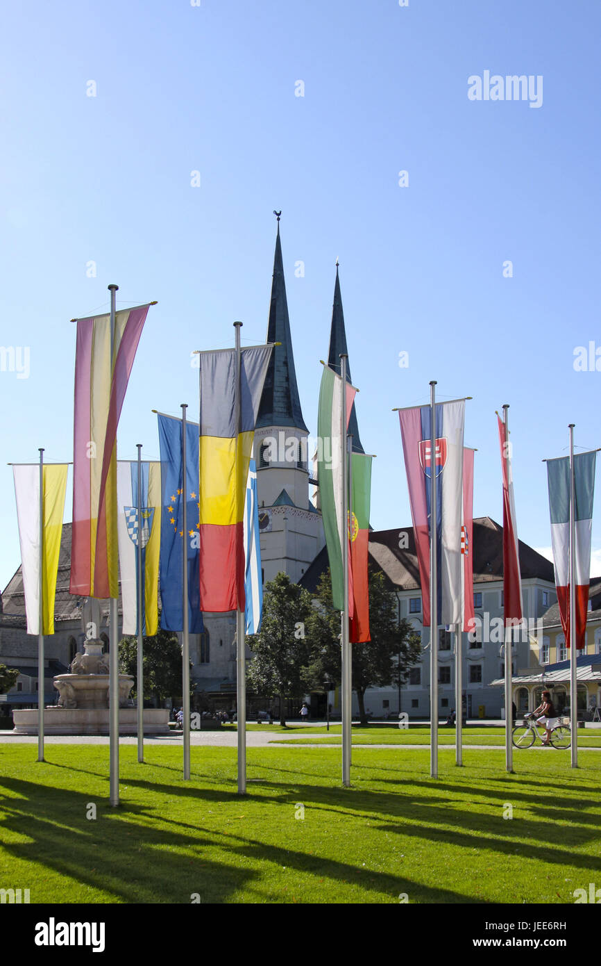 In Germania, in Baviera, Altötting, bandiere su spazio Kapell, penna chiesa parrocchiale San di Philipe e Jakob, Foto Stock