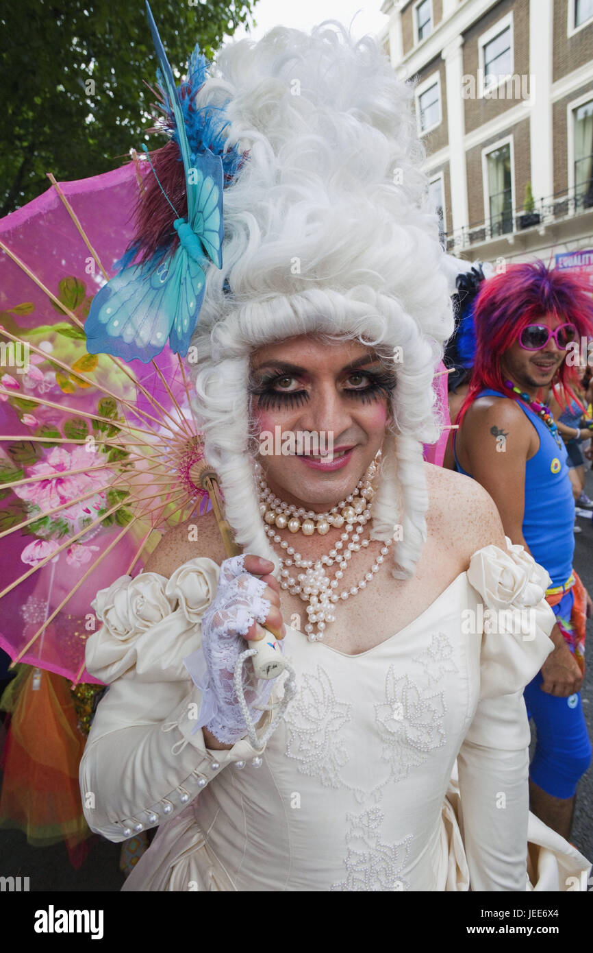 Inghilterra, Londra Gay Pride Parade, uomo, la visualizzazione della telecamera, pannelli, costituito metà ritratto, città, festival, salvare, omosessuale, parrucche, barocco, pannelli, sorriso, luminosamente, Foto Stock