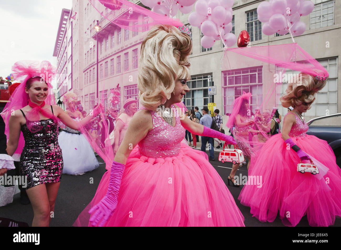 Inghilterra, Londra Gay Pride Parade, persone abiti rosa, città, festival, salvare, omosessuale, rosa, parrucche, pannelli, la visualizzazione della telecamera, fatta, sorriso, uomini, donne, vai street, andare felicemente, processione, Foto Stock